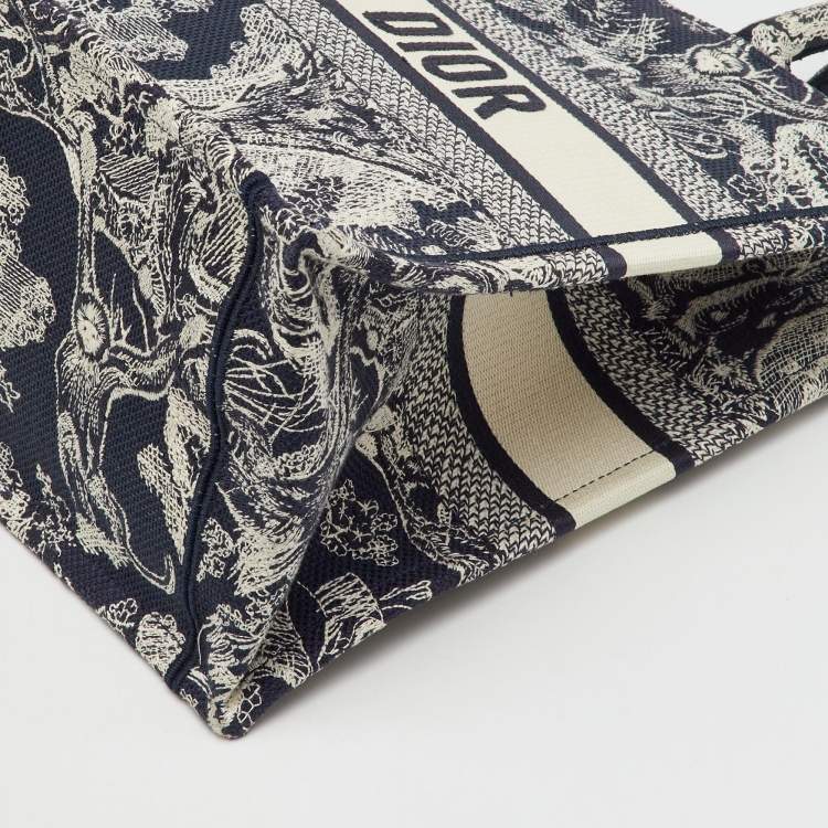 Pre Owned Dior Navy Blue/Beige Toile De Jouy Embroidered Canvas Medium Book Tote