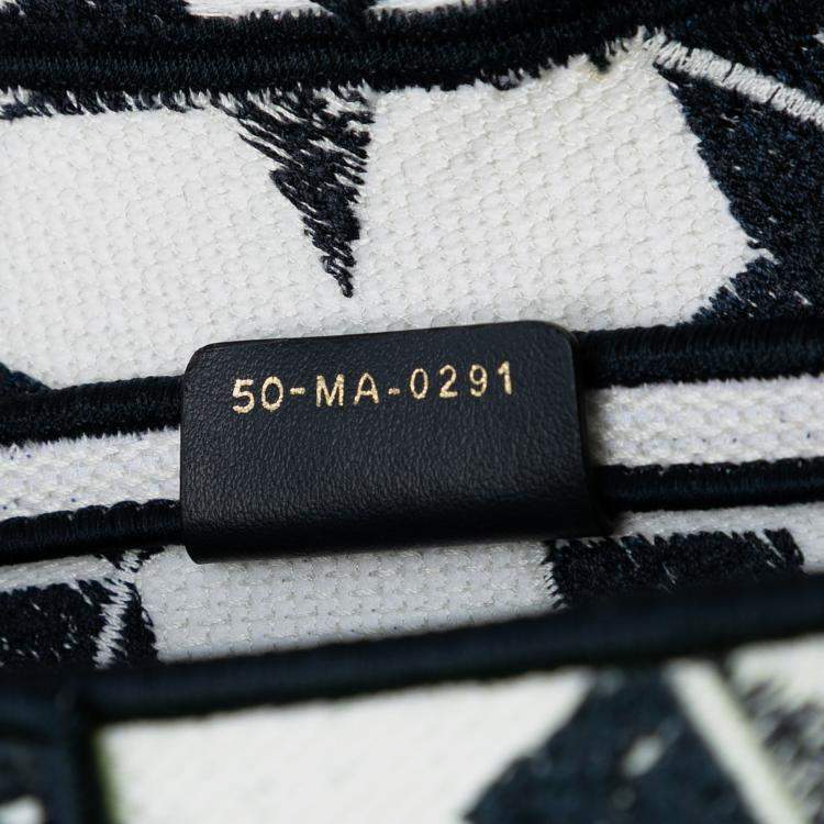 مملوكة مسبقًا Dior White Embroidered Canvas Stars Saddle Bag