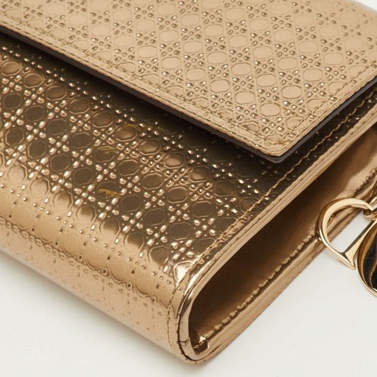 مملوكة مسبقًا Dior Lady Dior Croisiere Gold Microcannage Patent Leather Wallet On Chain