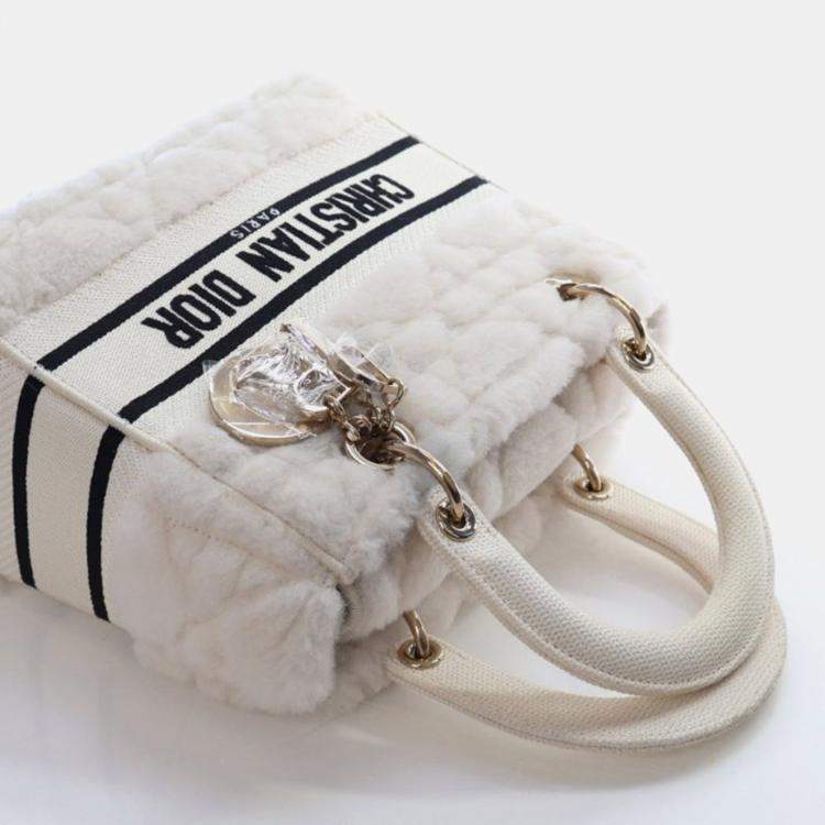 مملوكة مسبقًا Christian Dior Medium Shearling Lady D-Lite