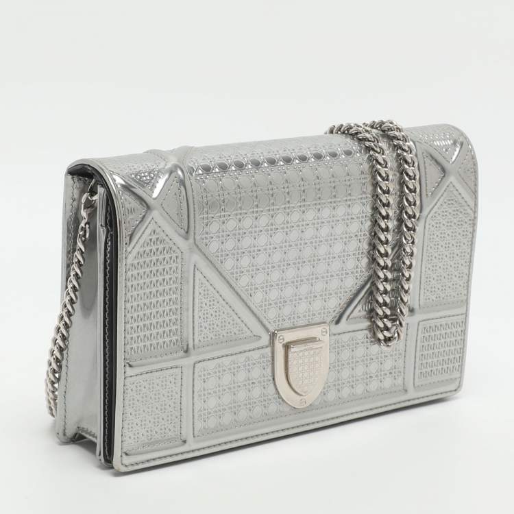 Pre Owned محفظة بسلسلة ديور ديوراما جلد براءات اختراع ميكرو كاناج أزرق معدني