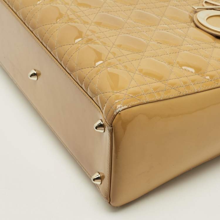 مملوكة مسبقًا حقيبة يد ديور ليدي ديور كبيرة جلد لامع كاناج كريمي