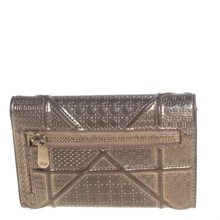 مملوكة مسبقًا Dior Metallic Beige Micro Cannage Patent Leather Diorama Trifold Wallet