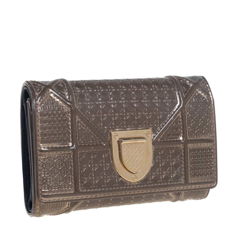 مملوكة مسبقًا Dior Metallic Beige Micro Cannage Patent Leather Diorama Trifold Wallet