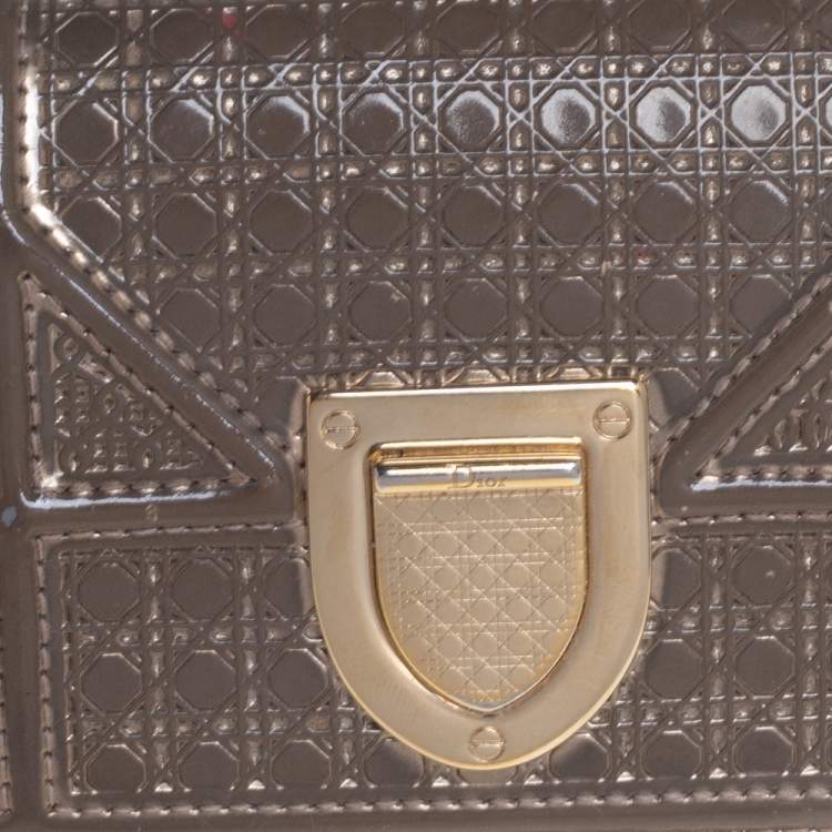 مملوكة مسبقًا Dior Metallic Beige Micro Cannage Patent Leather Diorama Trifold Wallet