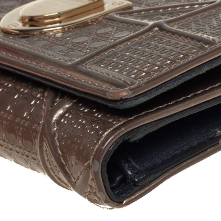 مملوكة مسبقًا Dior Metallic Beige Micro Cannage Patent Leather Diorama Trifold Wallet
