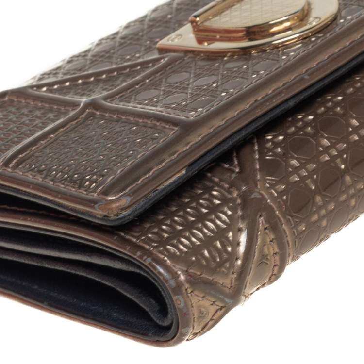 مملوكة مسبقًا Dior Metallic Beige Micro Cannage Patent Leather Diorama Trifold Wallet