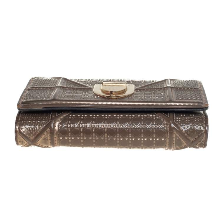 مملوكة مسبقًا Dior Metallic Beige Micro Cannage Patent Leather Diorama Trifold Wallet