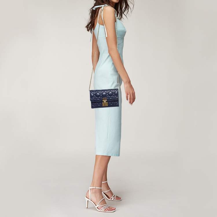 مملوكة مسبقًا Dior Indigo Blue Cannage Leather Daddi Chain Pouch