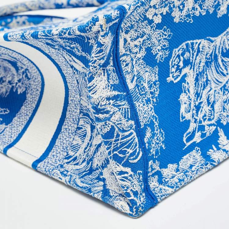 Pre Owned Dior Blue/White Embroidered Canvas Medium Toile de Jouy Book Tote 