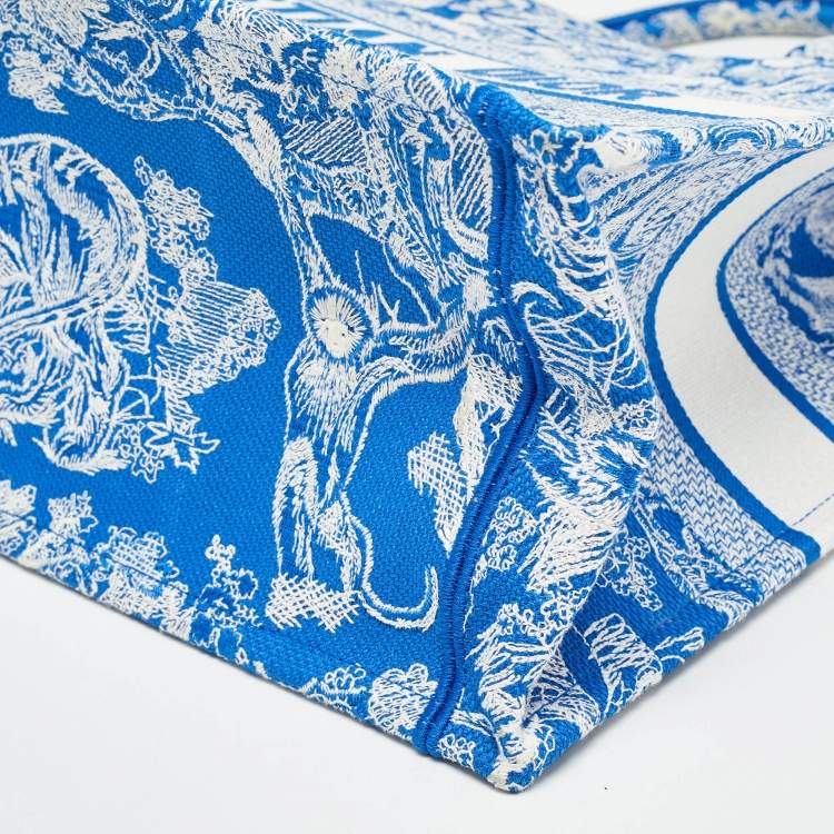 Pre Owned Dior Blue/White Embroidered Canvas Medium Toile de Jouy Book Tote 