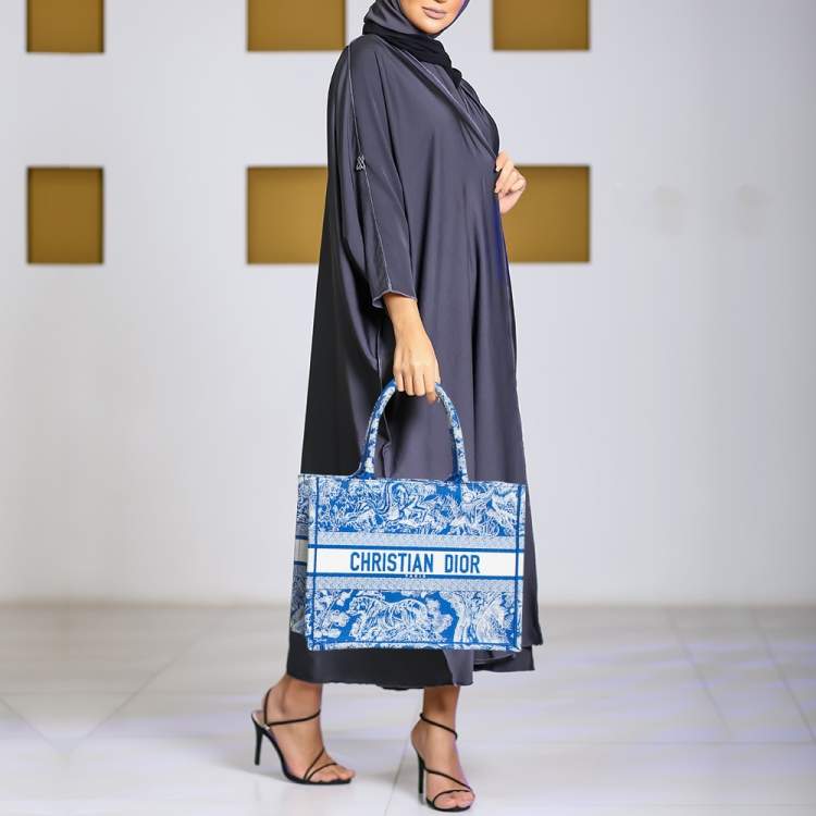 Pre Owned Dior Blue/White Embroidered Canvas Medium Toile de Jouy Book Tote 