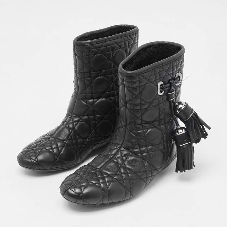 靴 Christian Dior Cannage Quilt Ankle Boots Christian Dior Cannage Quilt Ankle Boots $1175 Christian Dior City