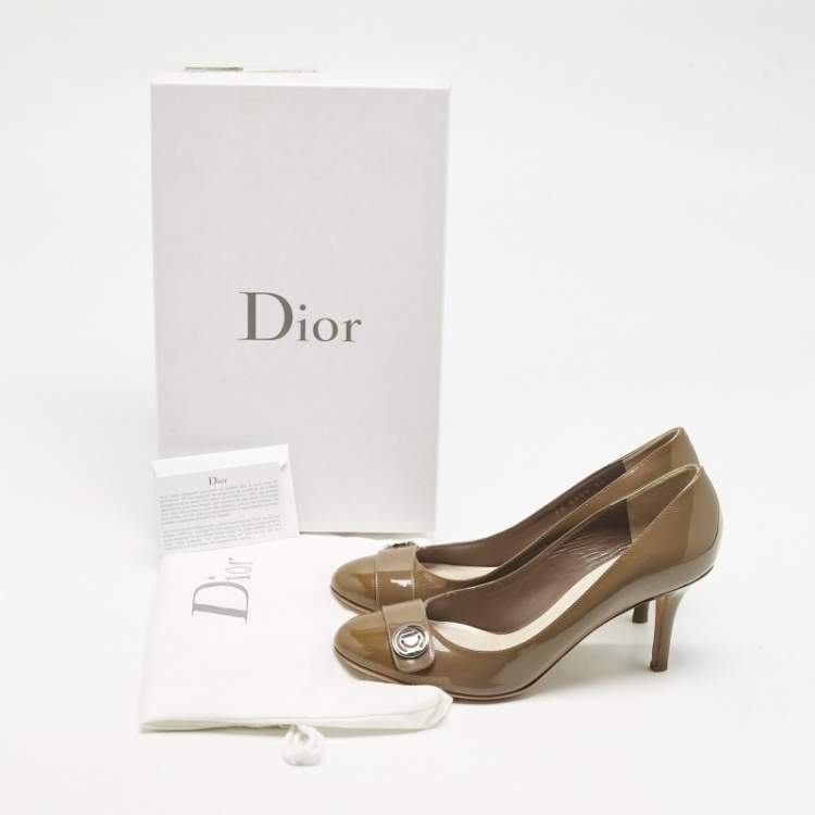 مملوكة مسبقًا Dior Brown Patent Leather Logo Round Toe Pumps Size 36.5