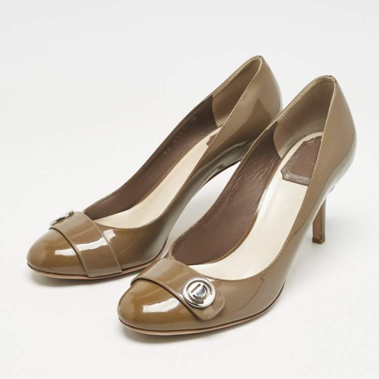 مملوكة مسبقًا Dior Brown Patent Leather Logo Round Toe Pumps Size 36.5