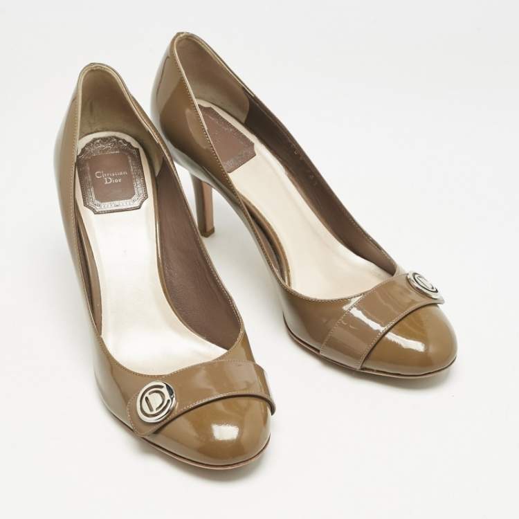 مملوكة مسبقًا Dior Brown Patent Leather Logo Round Toe Pumps Size 36.5