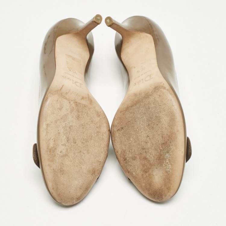 مملوكة مسبقًا Dior Brown Patent Leather Logo Round Toe Pumps Size 36.5
