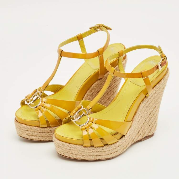 مملوكة مسبقًا Dior Yellow Patent Leather CD T-Strap Espadrille Wedge Sandals Size 35.5