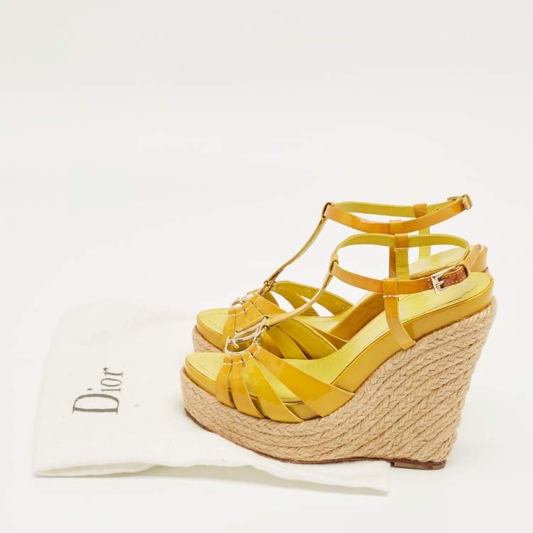 مملوكة مسبقًا Dior Yellow Patent Leather CD T-Strap Espadrille Wedge Sandals Size 35.5