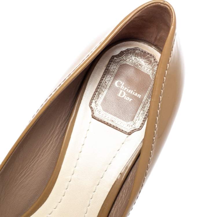 Pre Owned  Dior Beige Patent Leather Buckle Detail Block Heel Pumps Size 40.5