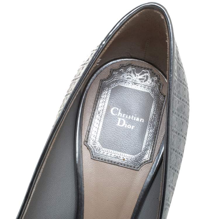 مملوكة مسبقًا Christian Dior Silver Leather Slip On  Pumps Size 35
