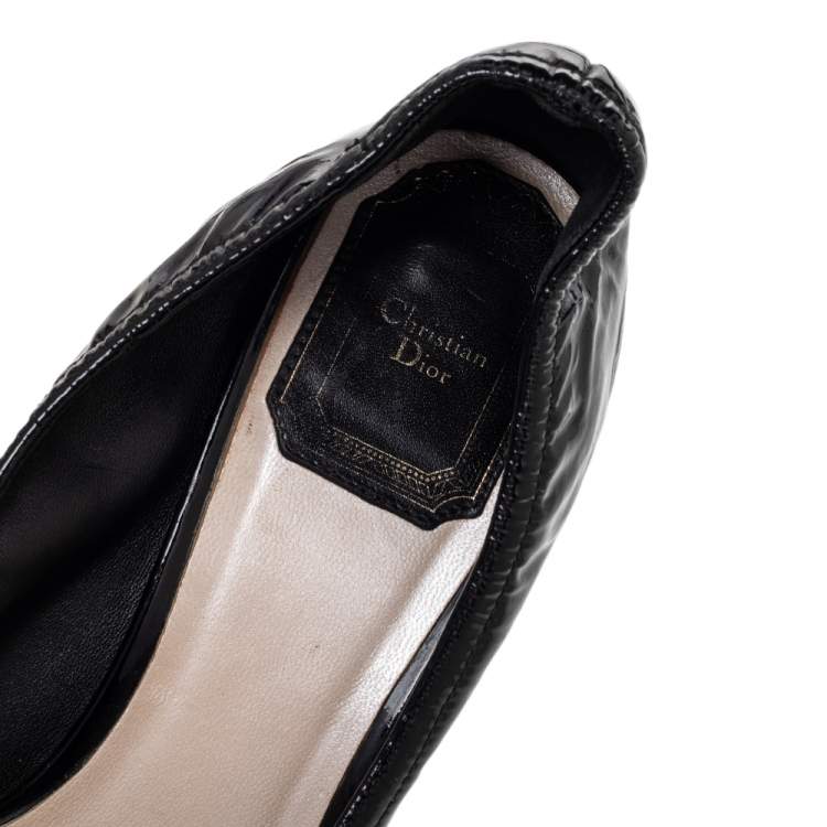Pre Owned Dior Black Patent Leather Round Metal Logo Scrunch Pumps Size 37