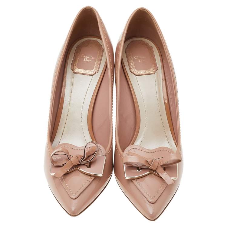 مملوكة مسبقًا Dior Beige Patent Leather Bow Pointed Toe Pumps Size 40