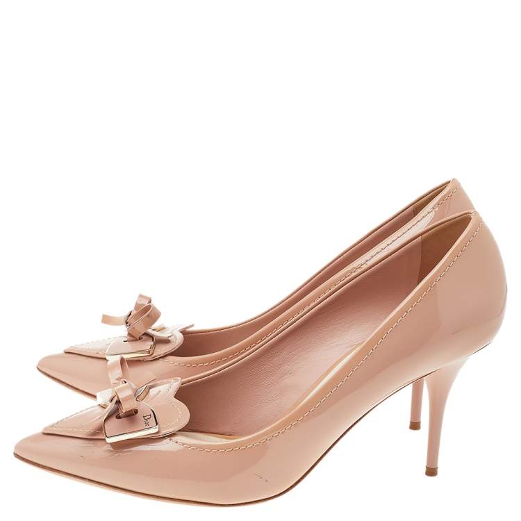 مملوكة مسبقًا Dior Beige Patent Leather Bow Pointed Toe Pumps Size 40