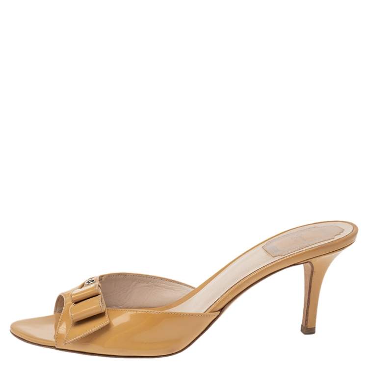 Pre Owned Dior Beige Patent Leather Bow Slide Sandals Size 39