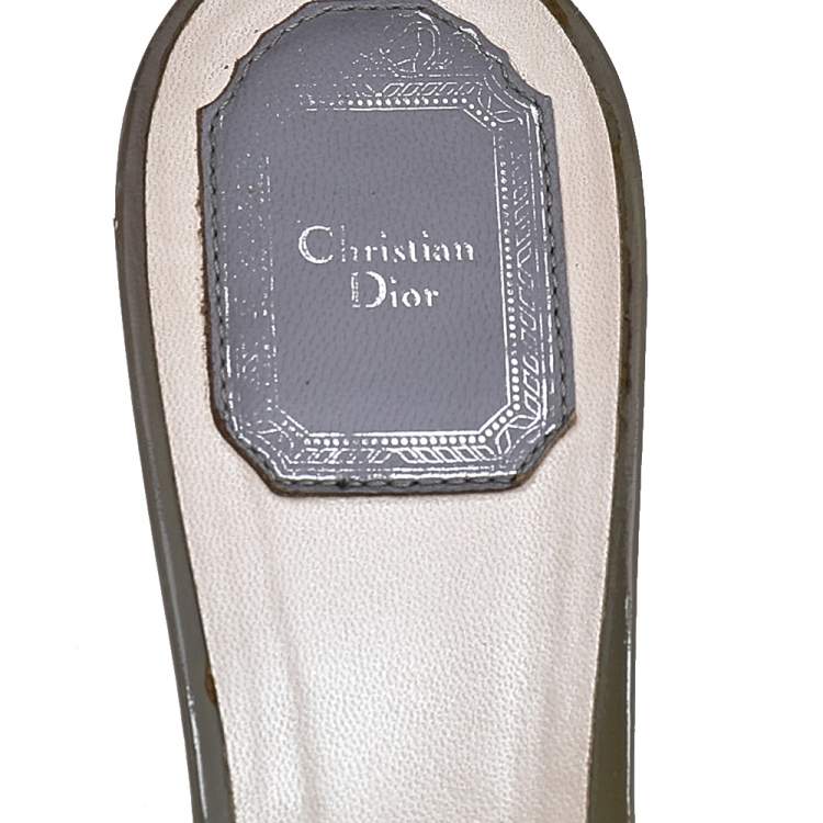 مملوكة مسبقًا Dior Grey Patent Leather Bow Slide Sandals Size 39