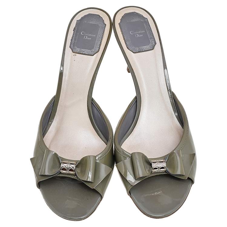 مملوكة مسبقًا Dior Grey Patent Leather Bow Slide Sandals Size 39