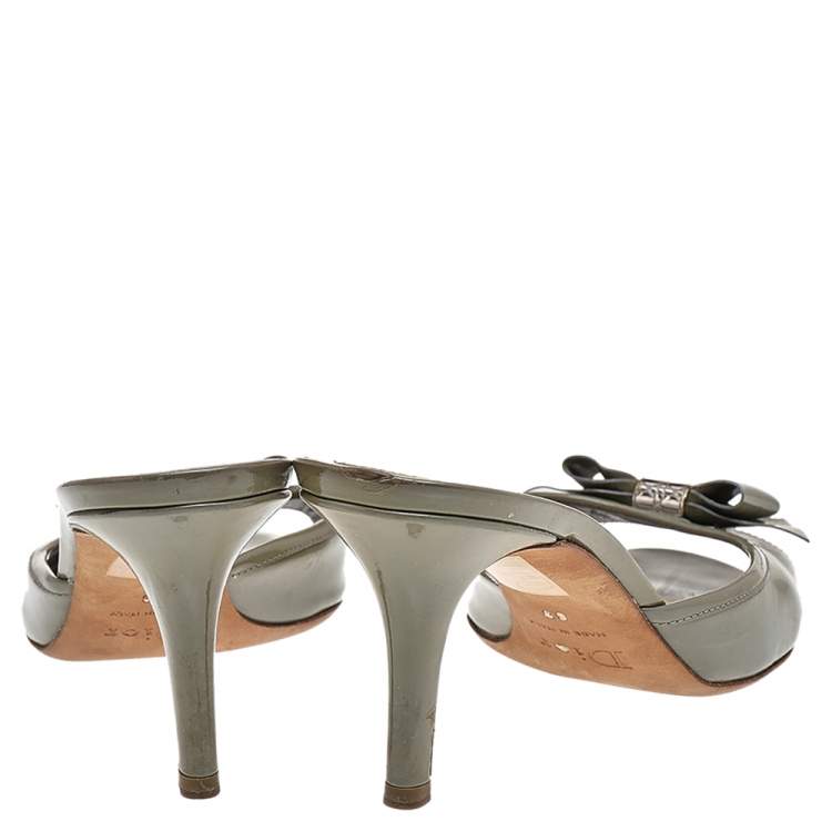 مملوكة مسبقًا Dior Grey Patent Leather Bow Slide Sandals Size 39
