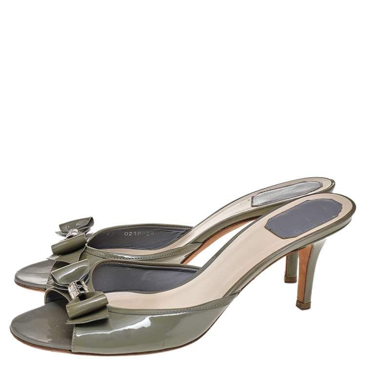 مملوكة مسبقًا Dior Grey Patent Leather Bow Slide Sandals Size 39