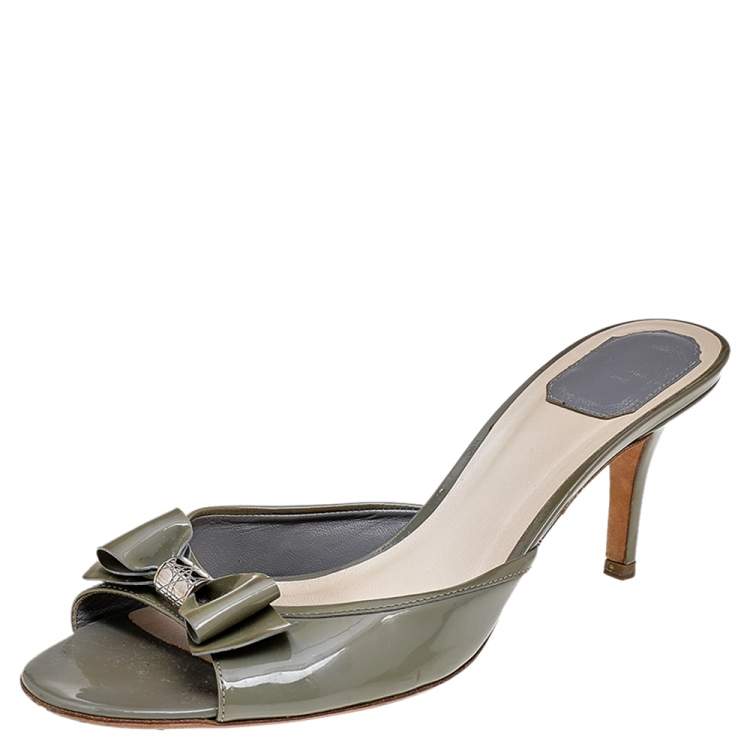مملوكة مسبقًا Dior Grey Patent Leather Bow Slide Sandals Size 39