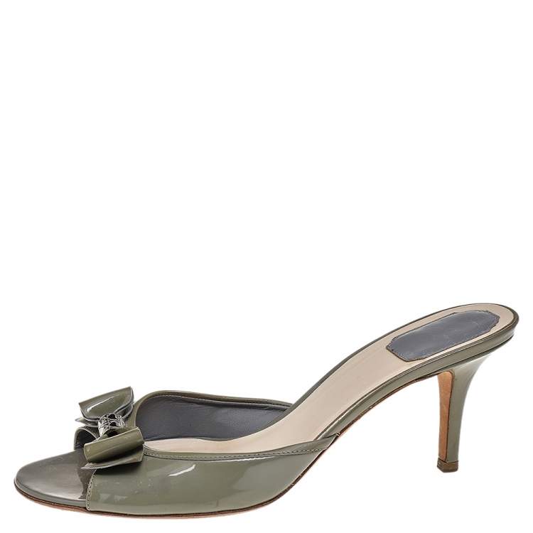 مملوكة مسبقًا Dior Grey Patent Leather Bow Slide Sandals Size 39