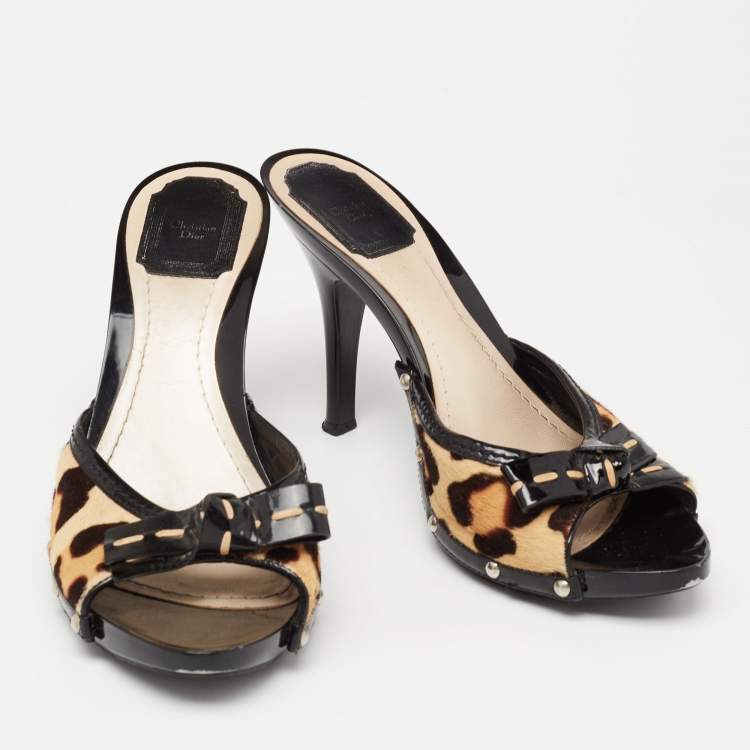 مملوكة مسبقًا Dior Black/Beige Calf Hair and Patent Leather Slide Sandals Size 39.5