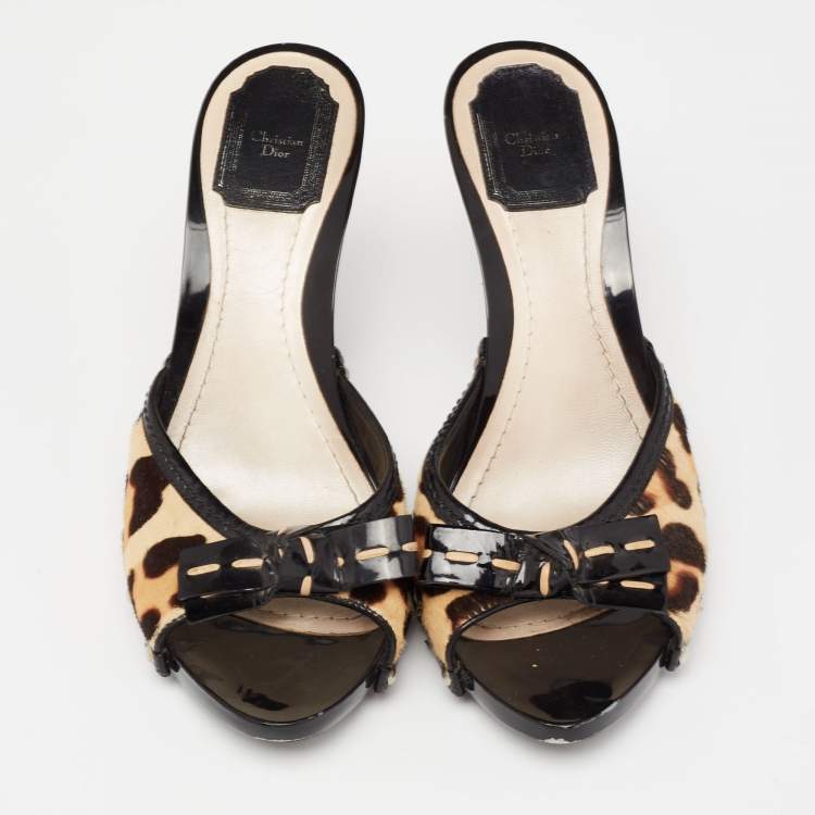 مملوكة مسبقًا Dior Black/Beige Calf Hair and Patent Leather Slide Sandals Size 39.5