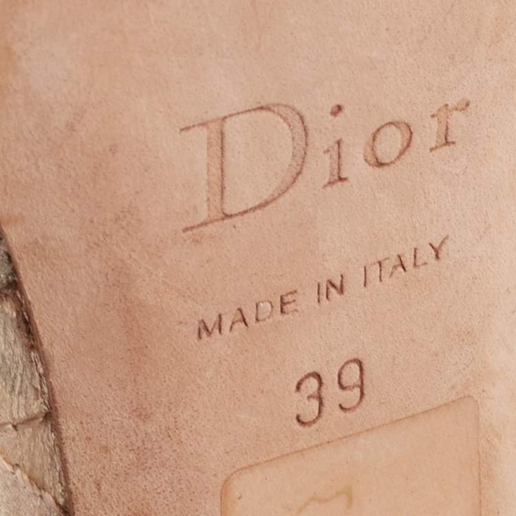 مملوكة مسبقًا Dior Gold Leather Strappy Sandals Size 39