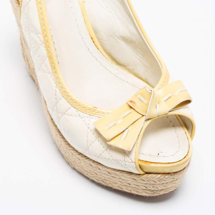 مملوكة مسبقًا Dior Off-White/Light Yellow Cannage Patent Leather Peep-Toe Espadrille Wedge Platform Slingback Sandals Size 38