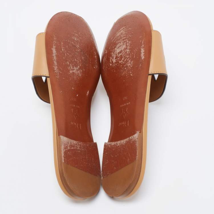 مملوكة مسبقًا Dior Beige Leather D-Club Flat Slide Sandals Size 38.5