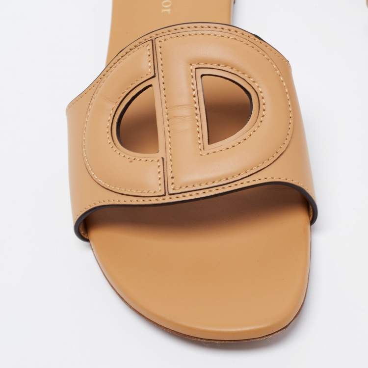 مملوكة مسبقًا Dior Beige Leather D-Club Flat Slide Sandals Size 38.5