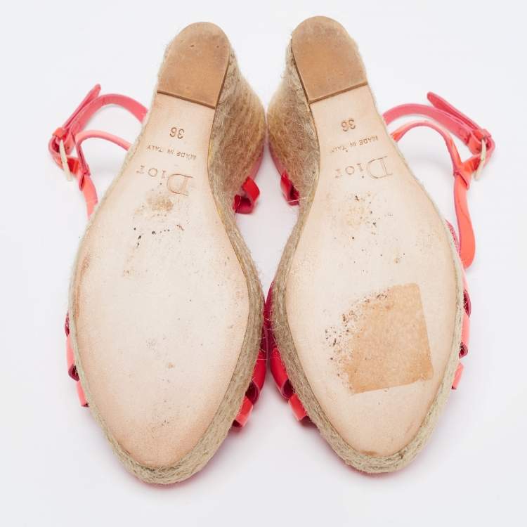 مملوكة مسبقًا Dior Coral Pink Patent Leather Espadrille Wedge T-Strap Platform Sandals Size 36