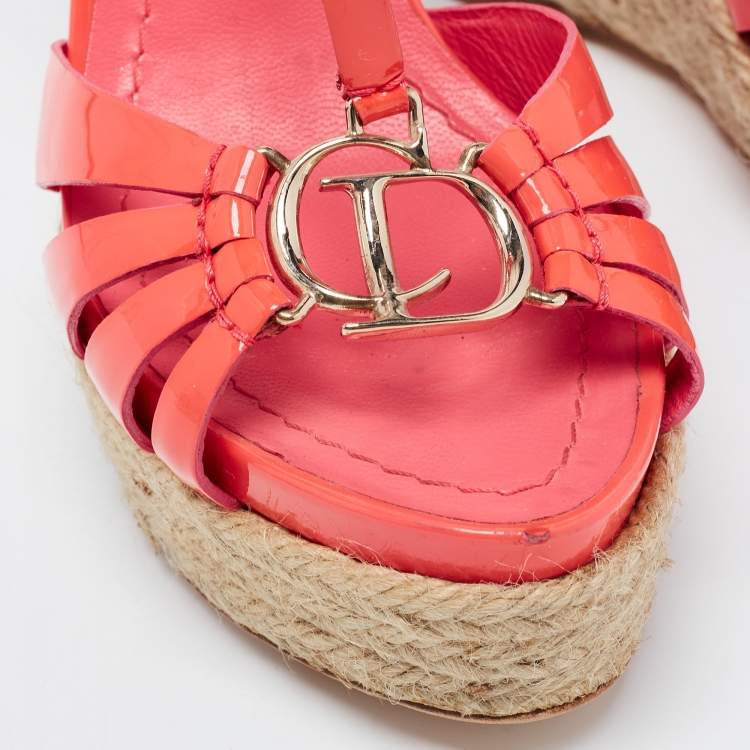 مملوكة مسبقًا Dior Coral Pink Patent Leather Espadrille Wedge T-Strap Platform Sandals Size 36