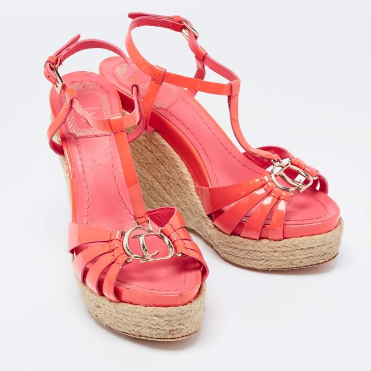 مملوكة مسبقًا Dior Coral Pink Patent Leather Espadrille Wedge T-Strap Platform Sandals Size 36