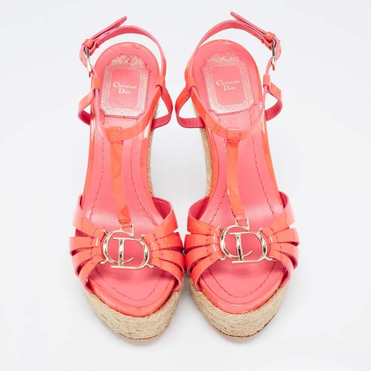 مملوكة مسبقًا Dior Coral Pink Patent Leather Espadrille Wedge T-Strap Platform Sandals Size 36