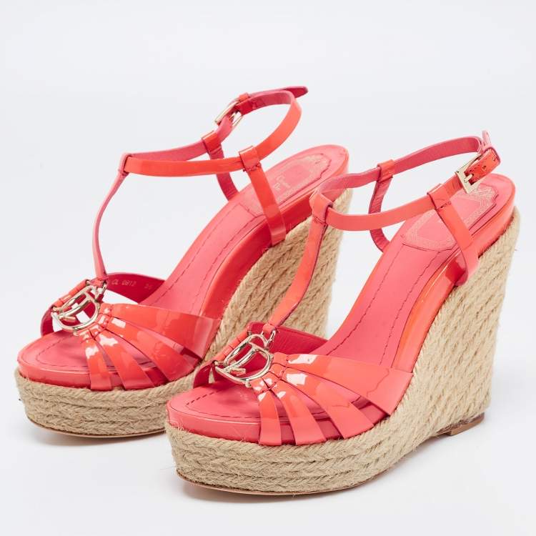 مملوكة مسبقًا Dior Coral Pink Patent Leather Espadrille Wedge T-Strap Platform Sandals Size 36