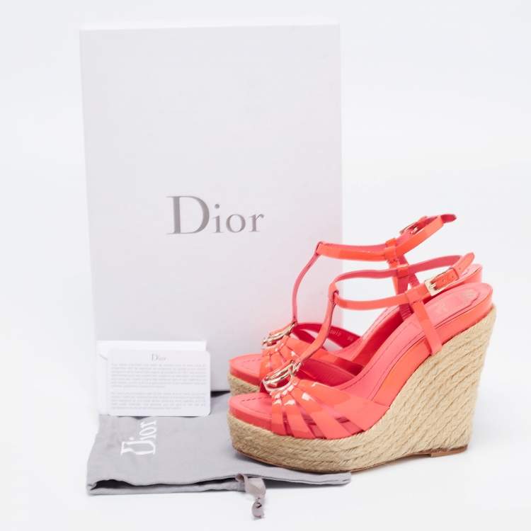 مملوكة مسبقًا Dior Coral Pink Patent Leather Espadrille Wedge T-Strap Platform Sandals Size 36