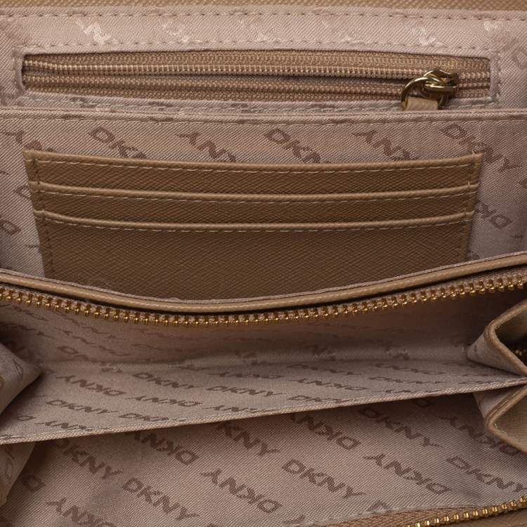 Pre Owned Dkny Green Leather Trifold Compact Wallet