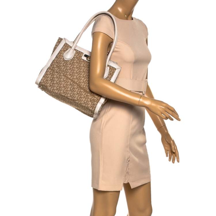 مملوكة مسبقًا DKNY Beige Signature Canvas and Leather Zip Tote