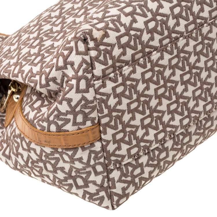 مملوكة مسبقًا Dkny Beige/Brown Signature Canvas and Leather Shoulder Bag